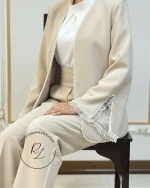 کت و شلوار مجلسی زنانه کرمی رنگ با کت دوردوزی مرواریدی و آستینهای گشاد کلوش (شیپوری) با توردوزی و مرواریددوزی-طراحی و دوخت خانه عروس رزلند