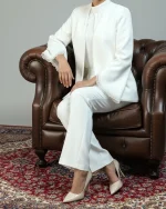 کت و شلوار مجلسی زنانه سفید با کت دوردوزی مرواریدی و آستینهای گشاد کلوش (شیپوری) با توردوزی و مرواریددوزی-طراحی و دوخت خانه عروس رزلند