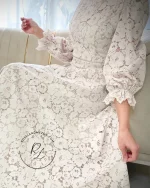 پیراهن میدی پارچه با طرح ریز گل رنگ کرمی نسکافه‌ای روشن سر آستین طرح پیلی قسمت پایین پیراهن برش طرح زیگزاگ طراحی و دوخت خانه عروس رزلند