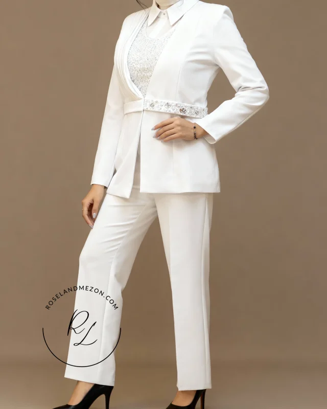 کت شلوار زنانه مجلسی با طراحی یقه دراپه پیلیسه و کمربند دست دوز جواهردوزی - طراحی و دوخت خانه عروس رزلند