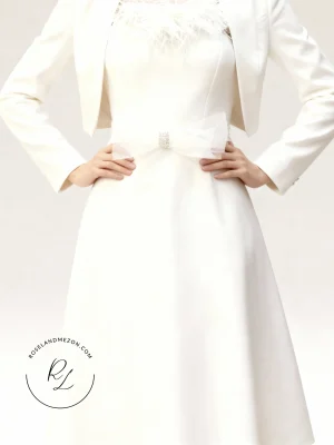 ست پیراهن میدی و کت کوتاه مجلسی زنانه به رنگ سفید قسمت سینه پر دوزی و پاپیون روی کمر، مناسب عقد و محضر-طراحی و دوخت خانه عروس رزلند