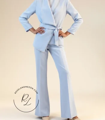 کت و شلوار مجلسی زنانه رنگ آبی روشن آسمانی با حاشیه دوزی مروارید، مدل کت کتی کمربند دار و شلوار دمپا گشاد طراحی و دوخت مزون رزلند